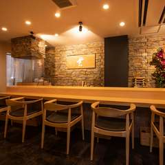 もてなし上手の大将が、季節の美味と楽しい時間を紡ぐ　　