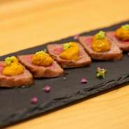 極上素材・松阪牛の希少部位を、寿司職人のセンスと技で新感覚の逸品に。絶妙な火入れの松阪牛とうにがお互いの持ち味を高め合い、この上ない美味しさに。とろける旨さと食感、幸せな余韻にひたれます。