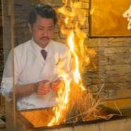 四季折々の和食と寿司を丁寧な調理で供するとともに、お客様が心からくつろげ、楽しんでいただける接客と雰囲気づくりに精進。大将が店名物の『藁焼き料理』の技を披露する、カウンター席がおすすめです。