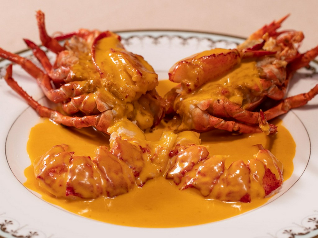 濃厚な海老の味を堪能する、なめらかソースでいただく『オマール海老のポシェ　アメリカンソース』