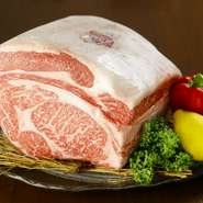 熊本県西原村の特産品「あか牛」。赤身肉の旨さと良質で程よい脂肪のバランスが美味しさの特徴です。匠の目利きで、新鮮な肉を厳選。部位ごとに異なるカット法で肉本来の魅力を引き出す技はさすがです。
