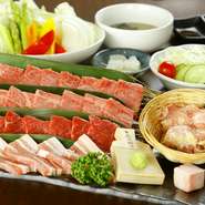 ロース・牛バラ・内モモ・豚バラ・せせり。あか牛をはじめ、上質な肉をたっぷり味わえるよくばりセットです。焼き野菜も付いてバランス完璧。（ごはん・スープ・サラダ・焼き野菜・キムチ付き）