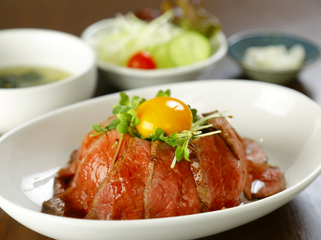 ランチ限定。あか牛の美味しさが際立つ『あか牛　ローストビーフ丼』