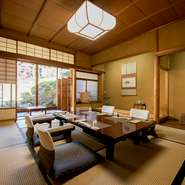 優雅な日本庭園を眺めながら、和やかな会食も叶います。京都の宮大工による本格数寄屋造りの別棟が、特別な時間をもたらしてくれそう。顔合わせや結納など大切な日にそっと寄り添ってくれる一軒です。