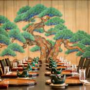 大人数での宴会ができる大広間も完備。初舞にも使われている舞台や、カラオケもあり、会社の慰安旅行や地域の集まりにもおすすめです。スクリーンもあるので、会議や発表会などにも利用できます。