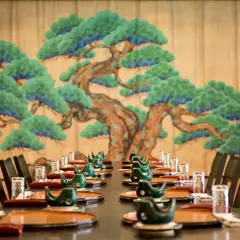 カラオケも出来る大広間で、最大140名までの宴会も叶う