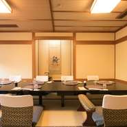 伝統的な和を感じさせてくれる個室で過ごす、くつろぎのひと時。ほかのゲストを顔を合わせることがないため、完全なプライベート空間でゆったりとした時間を過ごせます。お忍びでの食事にも良さそうです。