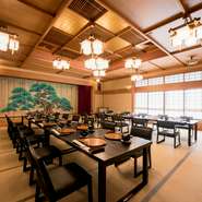 15名様から飲み放題コースをご用意いたしております。
お部屋には横断幕のサービスと15名様ご乗車でマイクロバス送迎を無料で致しております。マイクロバスは先約順となりますのでご了承くださいませ。