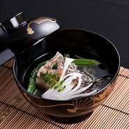 生き締めにした玄海産の虎魚をいただく一品。羅臼昆布と枕崎産のかつお節から取った旨みたっぷりの出汁、塩、少量の薄口醤油で味を整えています。口の中でふわっと広がる優しい味に思わず笑みがこぼれそうです。