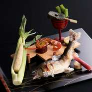 宮崎県の鮎を踊り串で遠火にかけじっくり焼き上げた塩焼き。香ばしさをまとった皮の中に包まれた身は、程よい苦みと甘さの絶妙なバランスを保っています。蓼酢をつけると、美味しさがより引き立ちます。