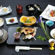 お部屋も各種あり、テーブル席のご案内もしております。ご家族や親しい方とご一緒にお食事をお楽しみください