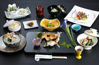 四季の味こよみ『4月の膳』
※毎月変わりますので古仙ＨＰをご覧ください。