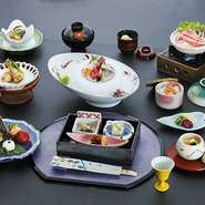 お部屋も各種あり、テーブル席のご案内もしております。ご家族や親しい方とご一緒にお食事をお楽しみください。