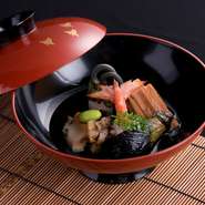 旬の味覚が詰まった蓋物料理。季節によって異なる具材をあしらっています。例えば5月には「鮑」「穴子」「車海老」「小茄子」が楽しめます。手間暇かけて調理されていて、上品で奥行のある味わいを堪能できます。