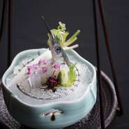 毎朝市場や漁港に出向き、その日に獲れたばかりのものを直接仕入れ。魚の状態や品質を見極め、刺身にしたり、焼いたり煮たりと、それぞれに最適な調理を施し、さまざまな料理に昇華しています。