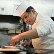 「料理が美味しいことは当たり前。ゲストが食べる瞬間に最高の状態にしたいので、温かい料理は温めた器に、冷たい料理は冷やしたものに盛りつけています。」と語る徳永氏。細部にまで妥協をしない姿勢も魅力です。