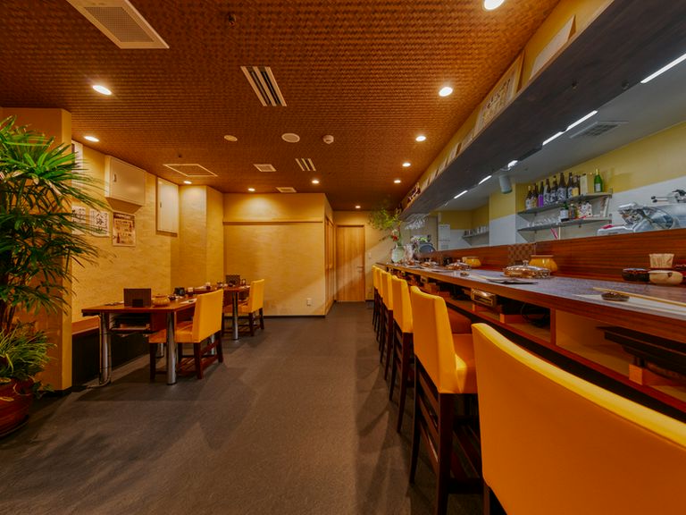 上品でありながら気軽さもある、バランスがとれた店内空間