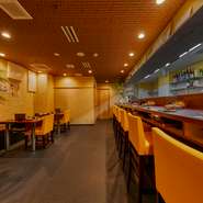 しゃぶしゃぶを落ち着いて楽しめる上品な雰囲気を保ちつつも、少しカジュアルな明るい配色とシャープなデザインを採用。一人あるいは少人数で気軽に立ち寄りやすい開放的な空間づくりが意識されています。