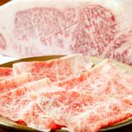 店主の鈴木氏は長年洋食・しゃぶしゃぶの店を営んできて食肉仕入れの経験も豊富です。安定価格で提供できるよう、仕入れるときどきで状態のいい肉を全国の銘柄牛から選び、専門ルートから直接買い入れしています。