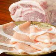 白金豚の一番の魅力である上品な甘味と旨味がある脂を、しゃぶしゃぶなら余すことなく堪能できます。さらに、味わいがしゃぶしゃぶの胡麻ダレにもよく合うということで店主鈴木氏がこの素材を選びました。