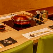 特別な日の『牛しゃぶコース』で贅沢な時間を過ごすほか、店主自慢の洋食メニューで違った肉料理を楽しむこともできます。店主不在で洋食メニューが提供できない日もあるので、予約時の確認をおすすめします。