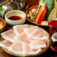 岩手県の銘柄豚「白金豚」は奥羽山脈水系の地下水と吟味した飼料で育ち、きめ細かい肉質が特徴です。バラ、ロースから選べますが、豚バラでは白金豚ならではのあっさりして甘い脂の旨味を実感できます。