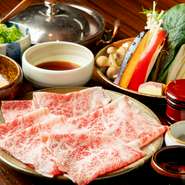 国産和牛の銘柄は「佐賀」「神戸」「宮崎」など。そのときどきの競りに出る一頭売りから質のいいものを選んでいます。リブロース、サーロインの2種があり、野菜・薬味付きです。