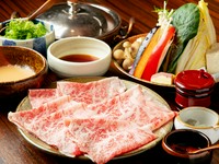 国産和牛の銘柄は「佐賀」「神戸」「宮崎」など。そのときどきの競りに出る一頭売りから質のいいものを選んでいます。リブロース、サーロインの2種があり、野菜・薬味付きです。
