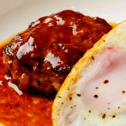 【しゃぶ一】では洋食メニューも提供しています。しゃぶしゃぶで使う和牛の切り落としだけを使ったハンバーグは柔らかくて脂の旨味が濃く、贅沢なおいしさです。

(小サイズ)880円