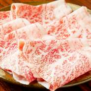 関西の和牛が一堂に会する南港食肉市場で、最も状態のいい素材を確かめて選びます。直接買付けすることが、しゃぶしゃぶ店としてはリーズナブルな価格設定を可能にしています。　　