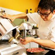 道頓堀の洋食店の家に生まれ、自身も飲食店一筋で経験を積んできた鈴木氏が、常に念頭に置くのは、素材も味も価格も、すべてに自信を持てる品だけをゲストに提供するということです。