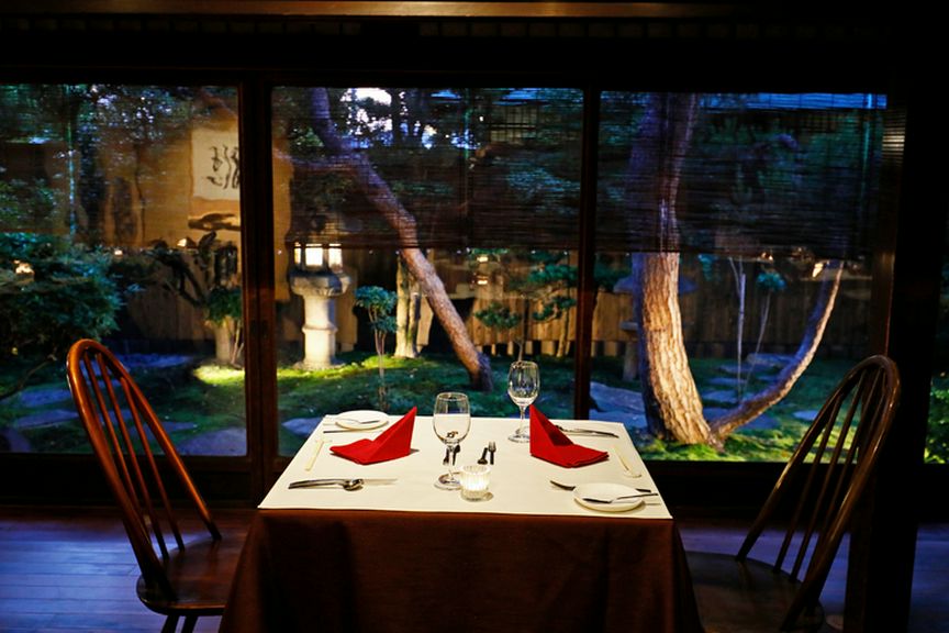 華美な飾り付けよりも気品の高さを感じられる室内