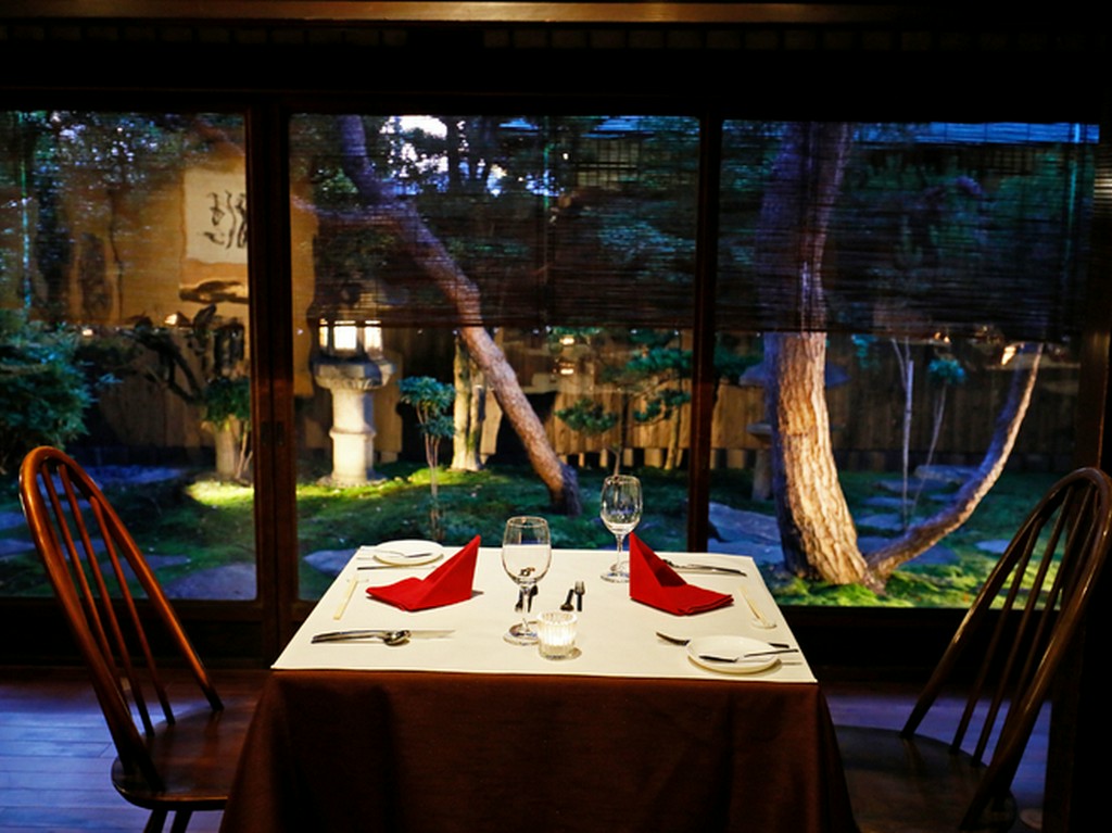 華美な飾り付けよりも気品の高さを感じられる室内