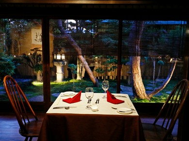 華美な飾り付けよりも気品の高さを感じられる室内