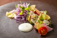 華やかな前菜『旬の京地野菜の菜園風　～ジャルディニエール～ 京都伏見　齊藤酒造の酒粕ソースで』 