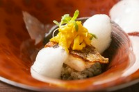 全国各地の漁港から、天然の鮮魚にこだわり仕入れています。ソースは、その季節折々の野菜を使用して。