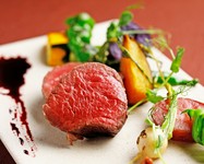 ジューシーでさっぱりとした牛フィレをシンプルにローストし、旬を感じる地野菜をたっぷりと添えました。