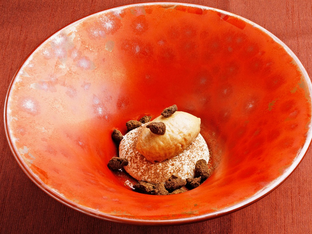 『伏見マルトシ珈琲のアイスとチーズのムース 伏見畠山製茶ほうじ茶のクランブル』