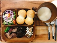 「大人はコースを注文して、子供にもセットがあればいいな」というお声から、キッズプレートをご用意しています。ご予約の際に、お子様の人数とキッズプレート（2~5歳対象）のご希望有無をお知らせくださいませ。