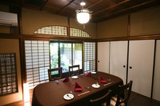 京都伏見から届く旬食材や地元の素材を中心に和の技法を取り入れた京フレンチスタイルのお料理をご用意。
