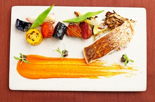 高知県宿毛漁港より天然鮮魚のポワレお野菜ピュレと京地野菜添え