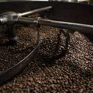 焙煎機への生豆の投入温度や熱量を上げるタイミングなど、全てを計算しながら焙煎する充弘氏。【水ノ雅　～KYOTO　FUSHIMI～】における最後の「料理」の一杯として、ふさわしい味にこだわります。