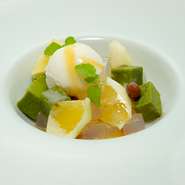 【水ノ雅　～KYOTO　FUSHIMI～】では、【カネ七畠山製茶】の有機抹茶茶や宇治茶を「抹茶テリーヌ」として食後のデザートとしても、食後の飲み物としても愉しむことができます。