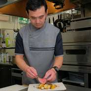 産声を上げたばかりの【水ノ雅　～KYOTO　FUSHIMI～】。本場の一つ星レストランで経験を積んだ山本氏は「これからスタッフと共に、理想の店にしていけたらいいな…」と、口元をほころばせます。