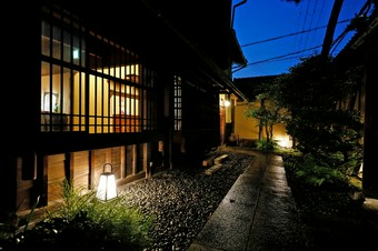 門をくぐり抜けた瞬間から、おもてなしの時間が始まる