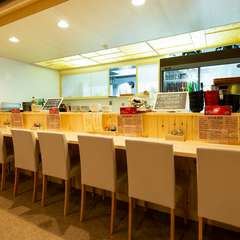 しっとり地酒と肴をつまみながら、二代目と交わす会話も楽しい