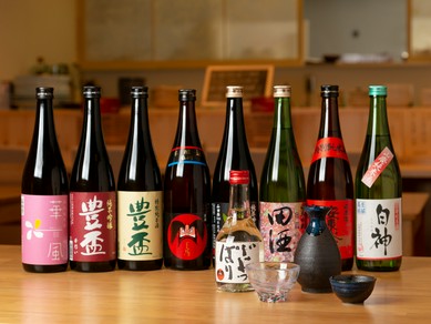 青森県の地酒を中心に、様々な各地の美酒がそろう