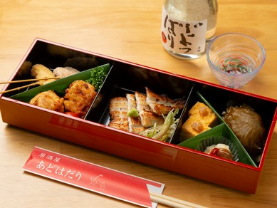 多彩な季節の旬の味覚を盛り込んだ『お重』
