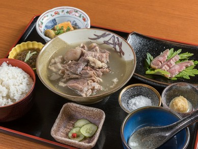素材の美味しさが余すことなく溶け込んだ『山羊汁定食』