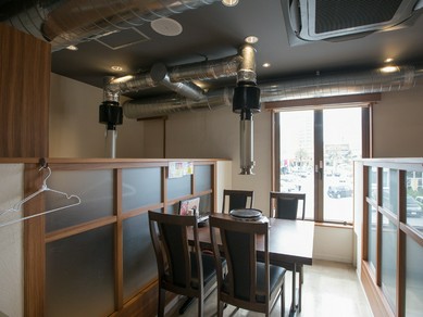 温かみのあるアットホームな店内でくつろぐ